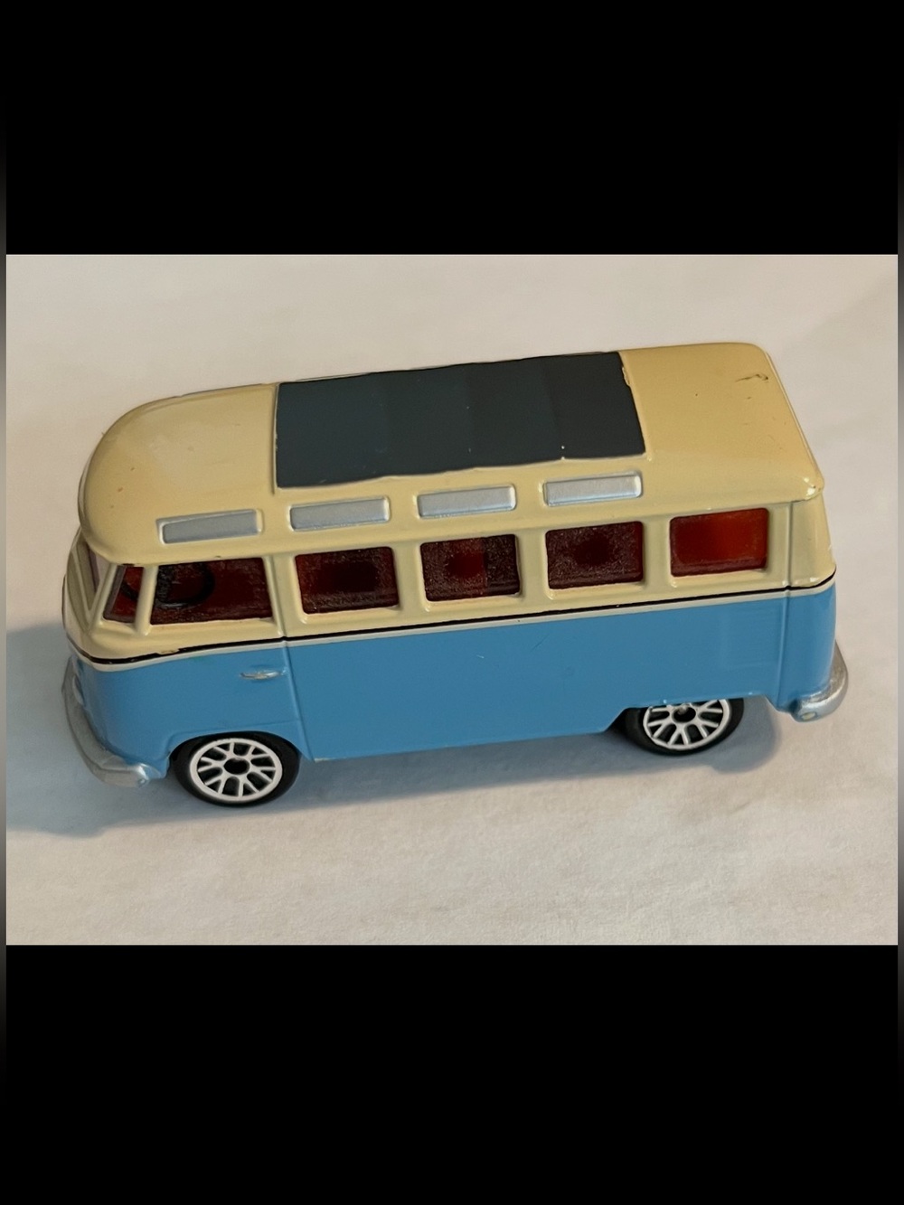 💥 Vintage Blue & Beige Volkswagen VW Microbus
Die-cast 1/57th Scale Collectible